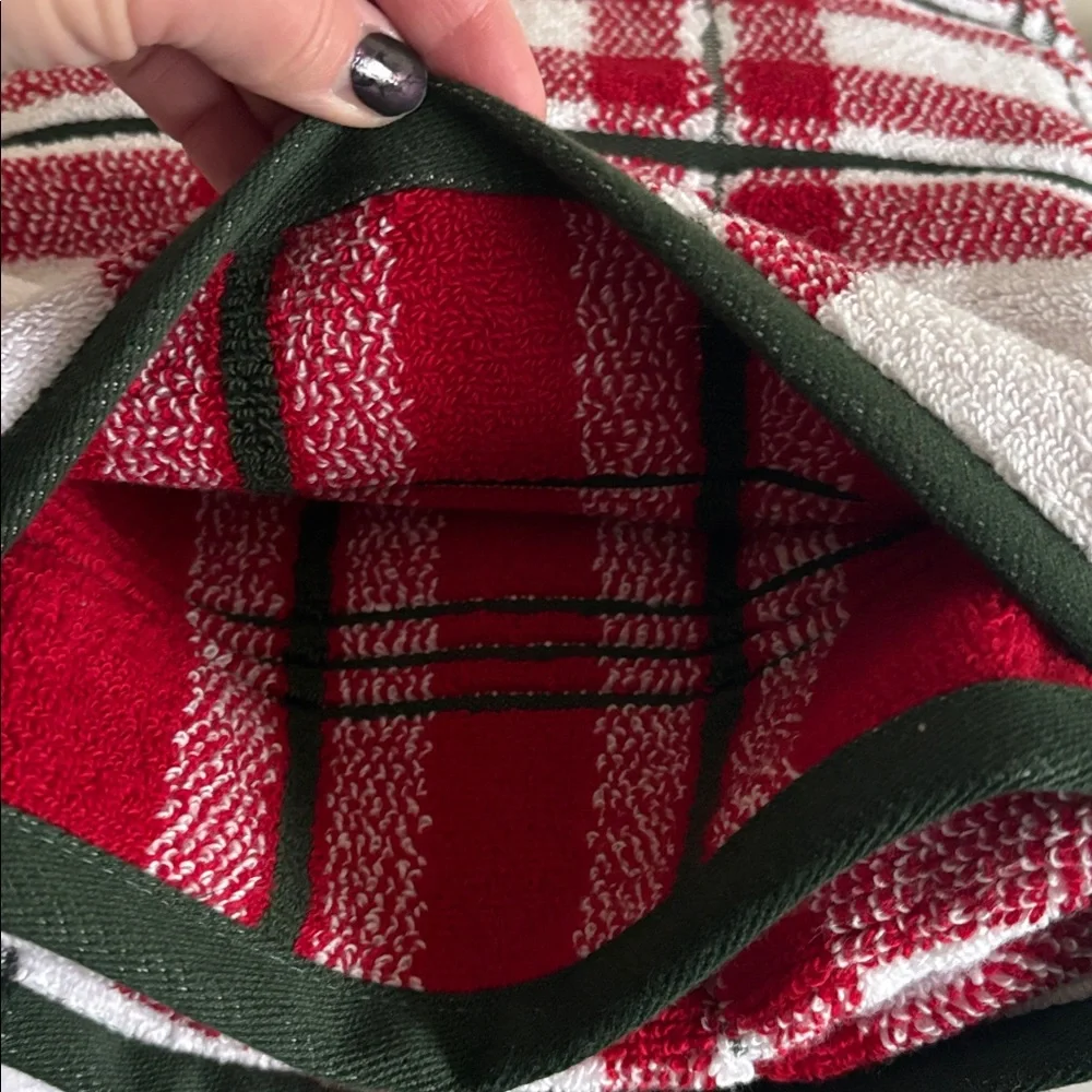 Better Homes & Gardens signature soft bath towel Red White green holiday plaid